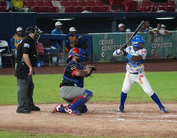 Cortesía SERTV | Peloteros de categoría mayor del béisbol local.