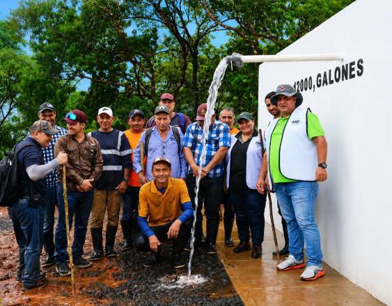 ML | Durante la entrega de un proyecto de acueducto en Llano Grande de Ocú.
