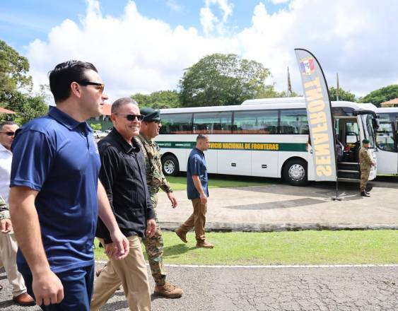 EE. UU. entrega a Panamá autobuses y cocina móvil valorados en $1.4 millones para fortalecer la seguridad fronteriza