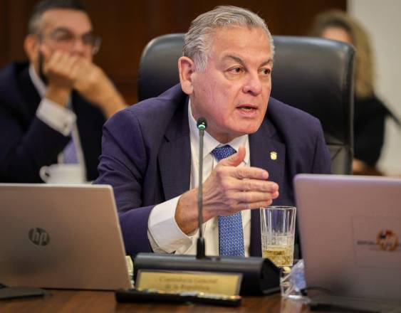 La Contraloría solicitará al MEF suspender compra de vehículos del Estado