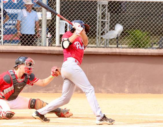 Cortesía | Un jugador de béisbol panameño bateando.