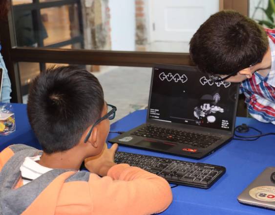 Al menos 200 niños fortalecen competencias digitales en programa tecnológico de la Universidad de Panamá
