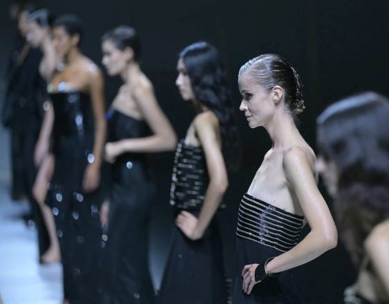 Las modelos desfilan en la pasarela durante el desfile de la colección Giorgio Armani.