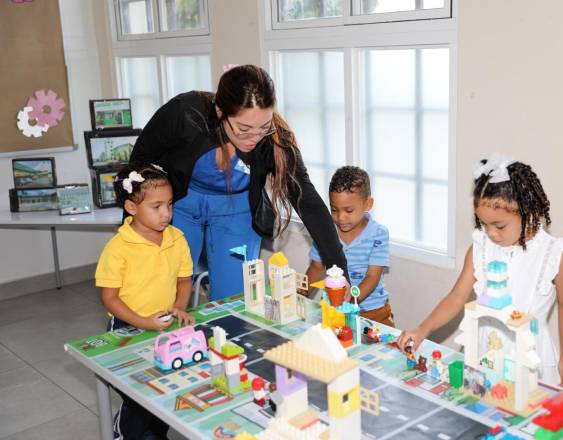 MIDES | Infantes trabajando en una mesa con bloques de lego.