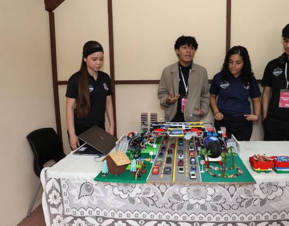 Cortesía | Jóvenes exhibiendo sus propuestas.