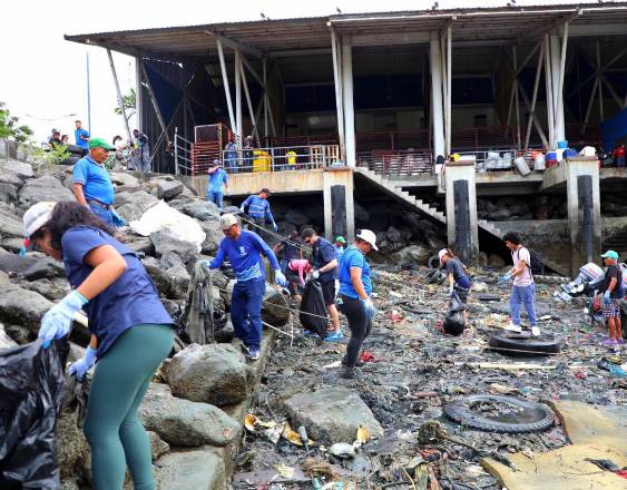 ML | Durante la jornada de pesca de basura.