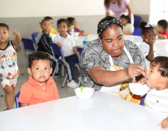 Cortesía | Niños recibiendo alimentos en un Caipi del Mides.