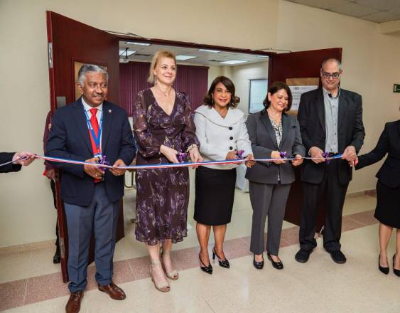 ML | Autoridades durante la inauguración del laboratorio.