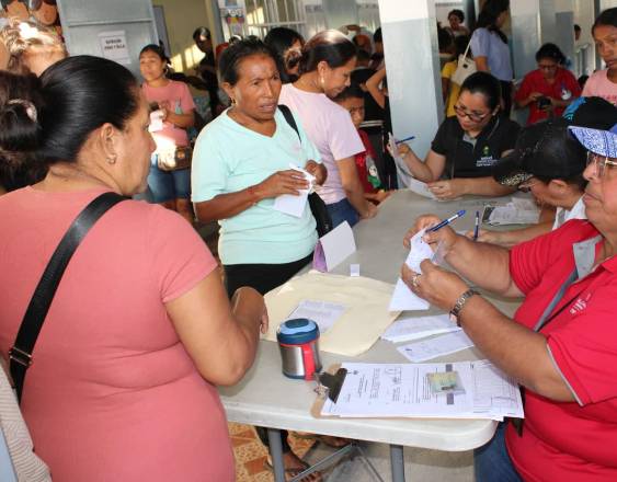 Cortesía | Personal del Minsa atendiendo a las personas.