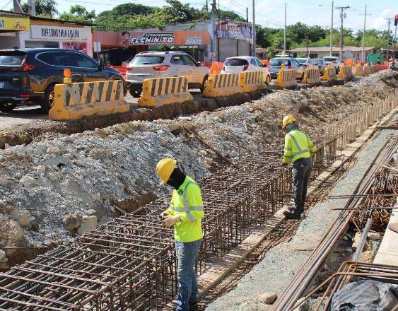 Cortesía | Personal del MOP realizando trabajos de construcción de calles en el interior.