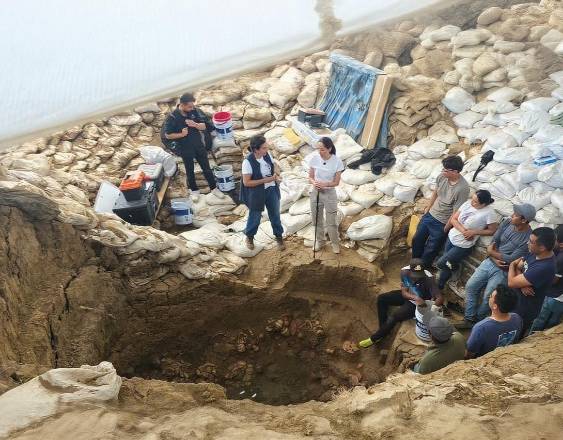 MiCultura | Investigadores, arqueóloga Julia Moya y la ministra de Cultura María Eugenia Herrera en La Tumba 3 en El Caño.