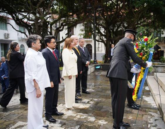 @cancilleriapma | La sesión Bolivariana celebrada en la Plaza Bolívar.