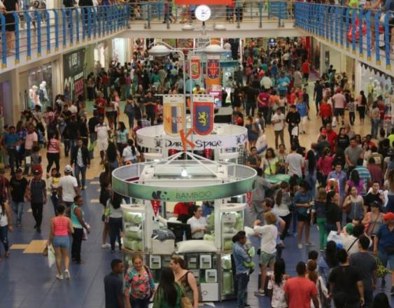 ML | Compradores nacionales y extranjeros visitan Albrook Mall para realizar sus compras.