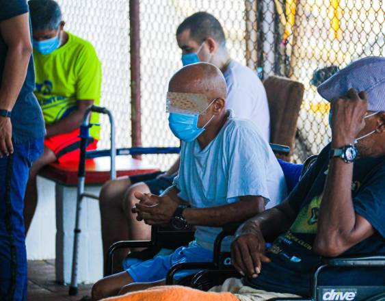 ML | Adultos mayores en una casa de cuidado.