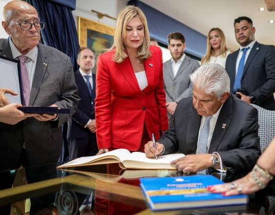 ML | La firma del Memorando entre la empresa panameña Nautilus Manning Agency, S.A. y la naviera griega Tsakos Shipping &amp; Trading.