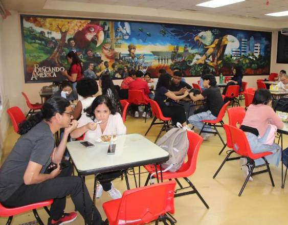 ML | Estudiantes universitarios disfrutan del menú en la cafeteria