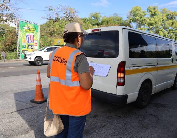 ML | Una funcionaria de la Contraloría durante el operativo de Carnaval.