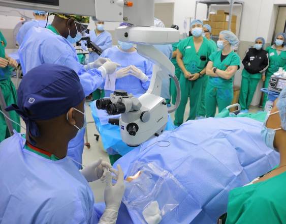 ML | Los especialistas durante una cirugía ocular en Chiriquí.