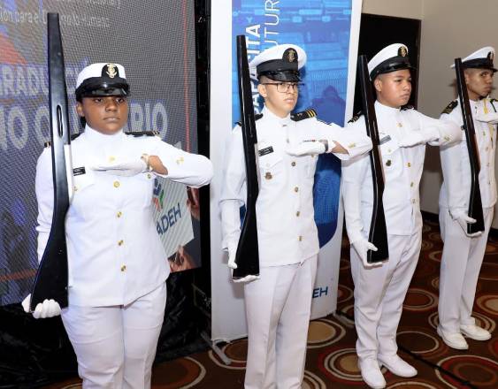 ML | Marinos ordinarios formados en los centros de Bonifacio Pereira.