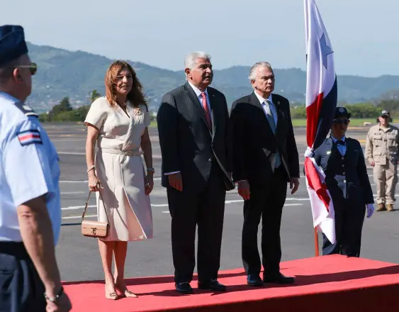 ML | Durante la llegada del presidente José Raúl Mulino a Costa Rica.