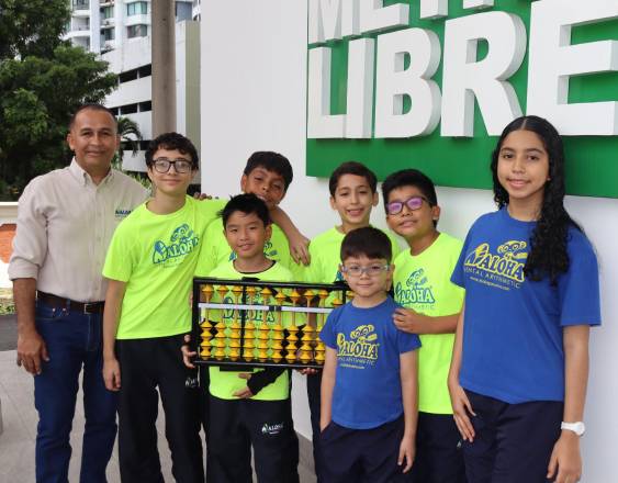 Evelyn González | El coach junto a los sietes niños que son parte del equipo nacional de aritmética.