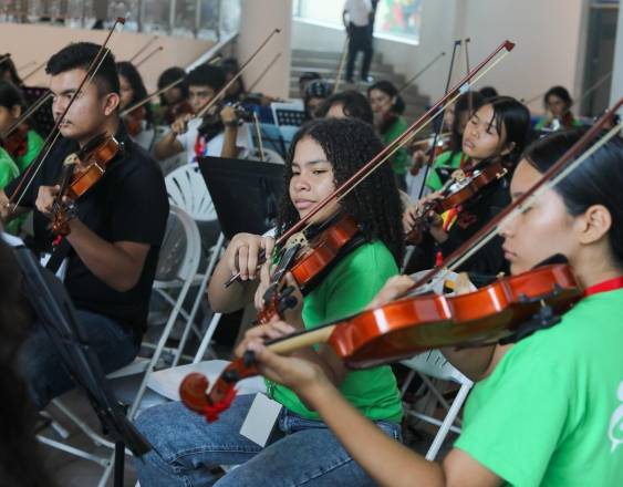 Jóvenes músicos se unen en “Mil Corazones, Una Misión”.