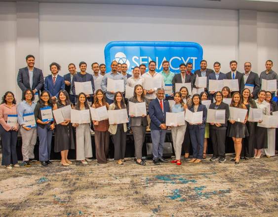 ML | Durante el acto de entrega de las becas en la Senacyt.