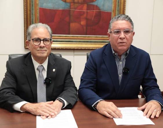 ML | El ministro de Salud, Fernando Boyd Galindo y Ovil Moreno.