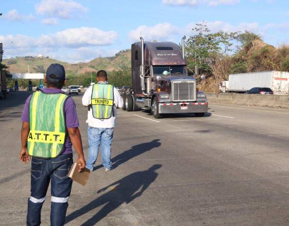 ML | Inspectores de la ATTT verifican el flujo vehicular.