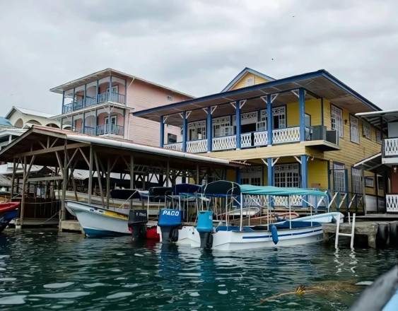 ML | Vista de dos hoteles en Isla Colón, ubicadas en la provincia de Bocas del Toro.