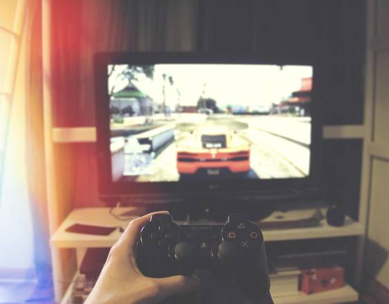 Pexels | Una persona con un control de videojuegos.