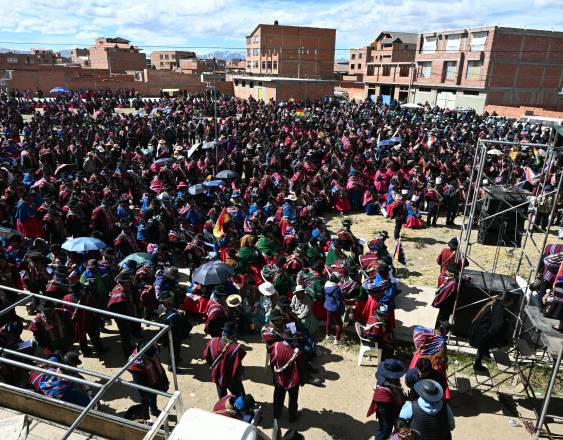 Bajo estado de excepción, militares y policías despejan vías bloqueadas en Bolivia