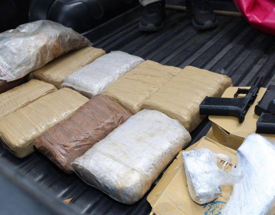 ML | Droga y armas incautadas durante un operativo policial.
