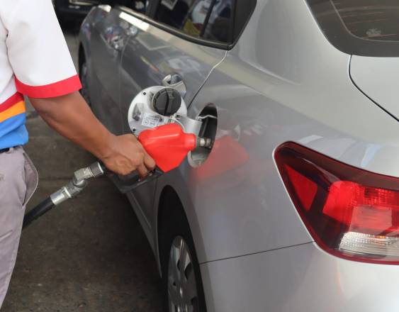 ML | Una persona cargando combustible en una estación.