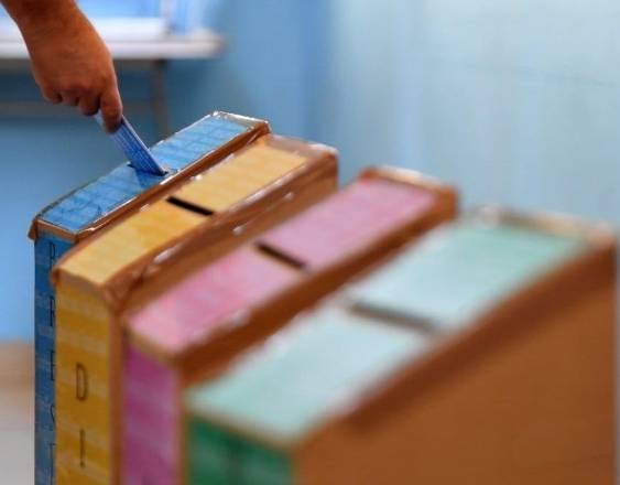 AFP | Una persona ejerce su derecho al voto durante elecciones generales en Panamá.