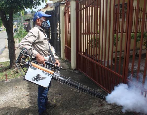 ML | Personal del MINSA en labores de fumigación.