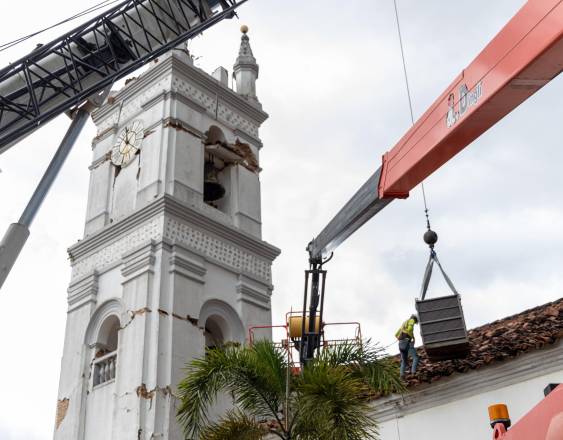 Avanzan las labores de estabilización y retiro de elementos en riesgo en la Iglesia San Atanasio de la Villa de Los Santos