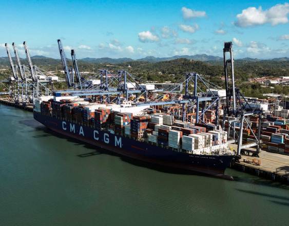 AFP | Vista aérea de contenedores y un barco en el puerto de Balboa en Panamá.