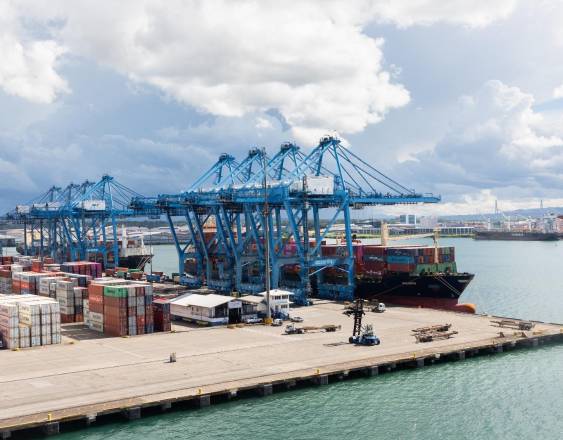 FOTO AMP | Un puerto donde se observan contenedores y buques dejando mercancía.