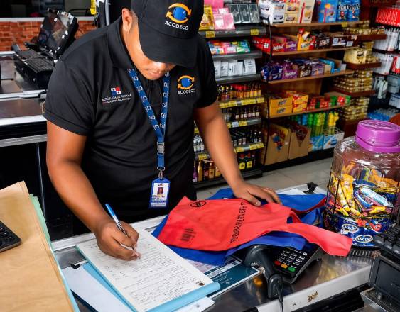 ML | Un agente de la Acodeco en un operativo.