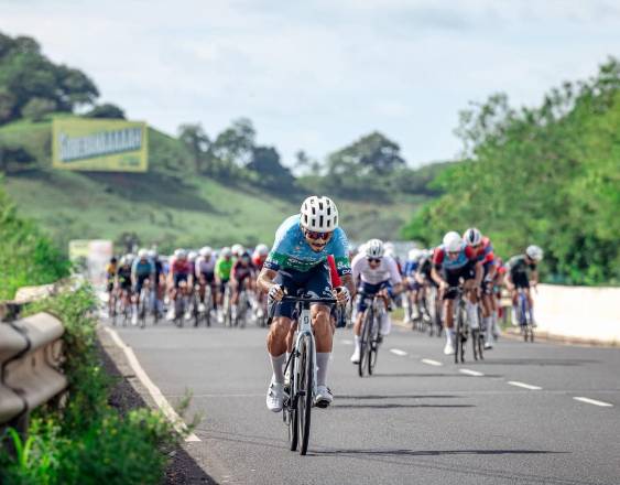 Cortesía | El ciclista Gabriel Rojas a la cabeza de la carrera.
