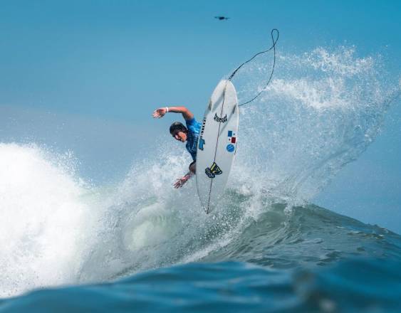 Cortesía | Panameño en la competición de surf.