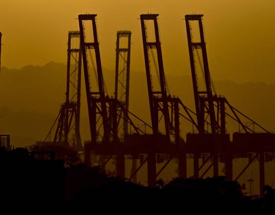 AFP | Las siluetas de las grúas portacontenedores en el Puerto de Balboa se ven al atardecer a la entrada del Canal de Panamá en la Ciudad de Panamá el 24 de febrero de 2026.