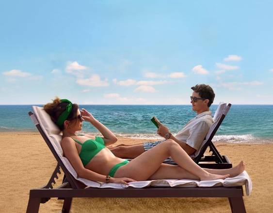 Gente que conocemos en vacaciones | Sigue a Poppy y Alex: ella quiere explorar el mundo; él prefiere quedarse en casa con un libro. Basada en la obra de Emily Henry. Está disponible en Netflix.