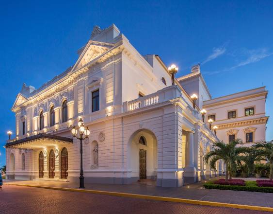 Otorgan Premio Magno a la restauración del Teatro Nacional