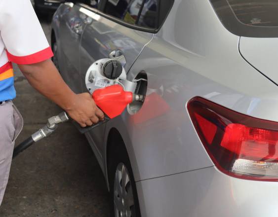 ML | Una persona coloca combustible a un vehículo.