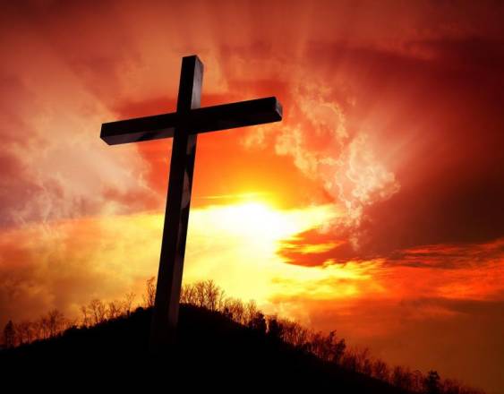 Pixabay | Se observa una cruz de madera en la cima de una colina, mientras cae el sol para dar paso a la noche.