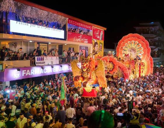 @pedrosanchezc___| Paseo nocturno de Ana Isabel Carrizo Castillo, calle arriba de Las Tablas.