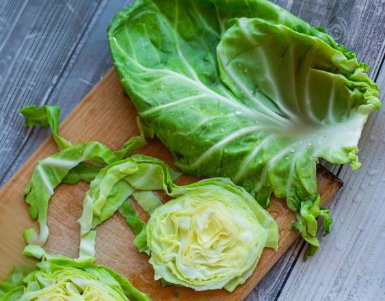 PEXELS | Una lechuga y un repollo en una mesa de manera.