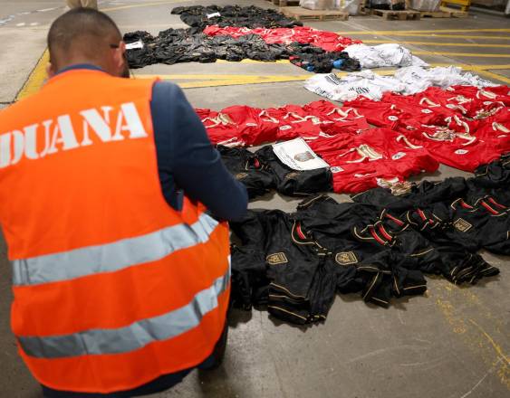 Cortesía | Incautación de camisetas de la Selección de fútbol de Panamá por parte de autoridades.